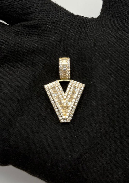 MEDAL LETTER V IN 14K GOLD
