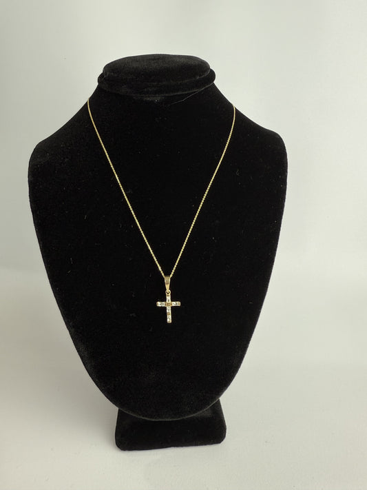 CADENA FINA CON MEDALLA EN CRUZ EN CONJUNTO ORO 14K