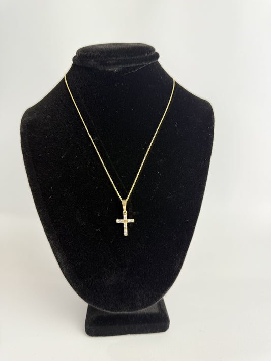 CADENA FINA CON MEDALLA EN CRUZ EN CONJUNTO ORO 14K