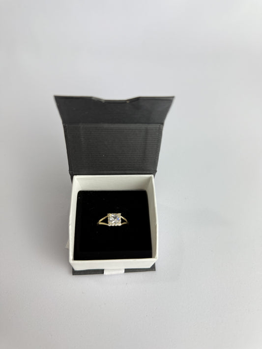 ANILLO CON PIEDRA BLANCA EN ORO 14K