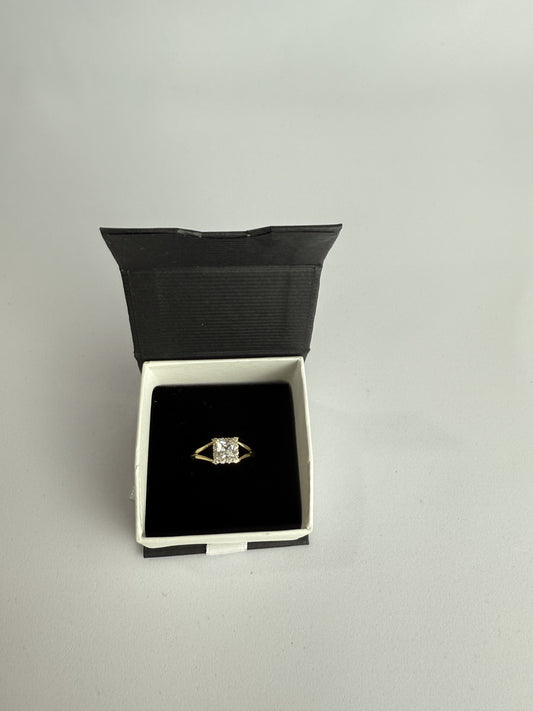 ANILLO CON PIEDRA BLANCA EN ORO 14K