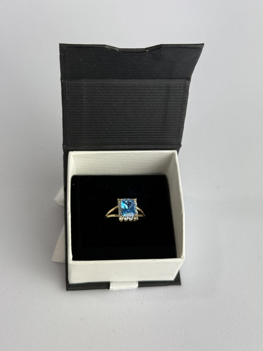 ANILLO CON PIEDRA AZUL EN ORO 14K