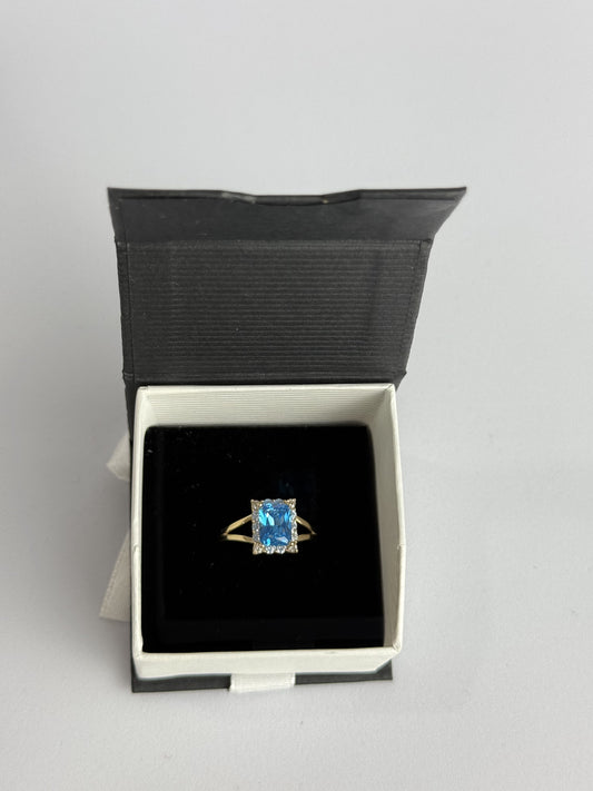 ANILLO CON PIEDRA AZUL EN ORO 14K