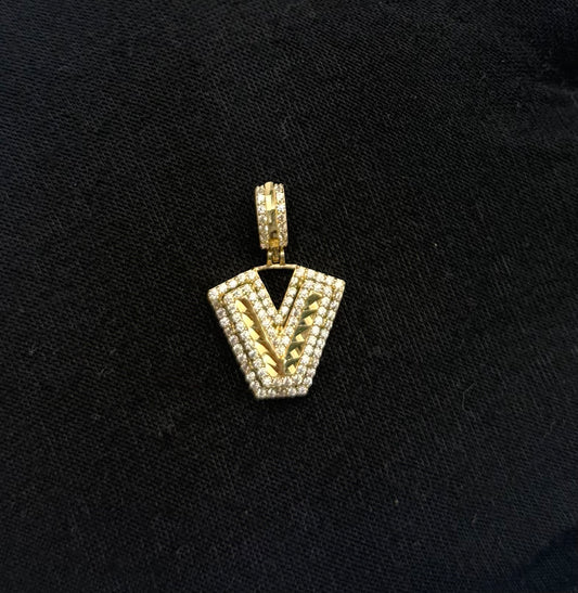 MEDAL LETTER V IN 14K GOLD